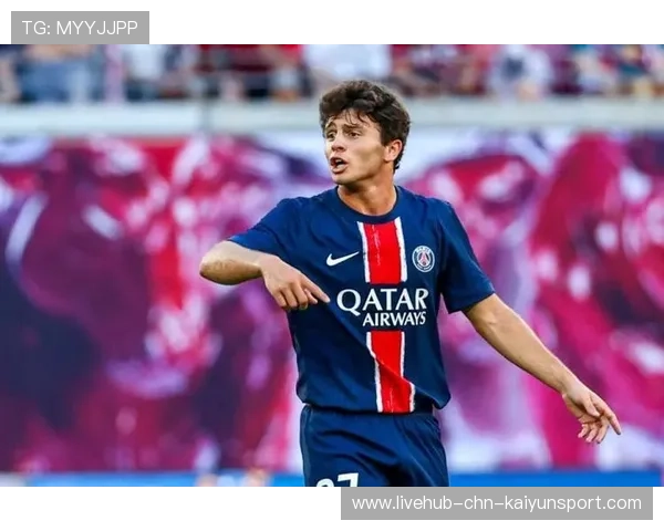 曼联官方宣布签下葡萄牙中场若奥·内维斯，身披15号球衣